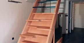 01 –  Escalier en frêne et meubles en sapin (Teinté)